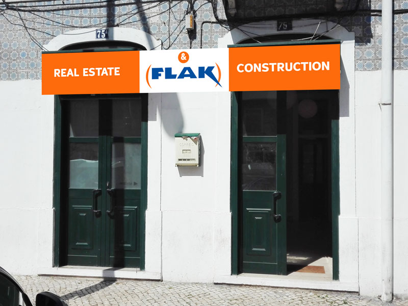 Criação, impressão e montagem de placa publicitária para a empresa Flak imobiliária.