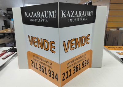 Kazaraum placas imobiliárias formato em V