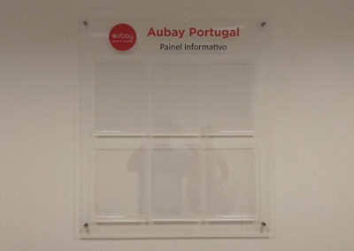 Acrílico com bolsas e distanciadores de parede - Aubay-Portugal